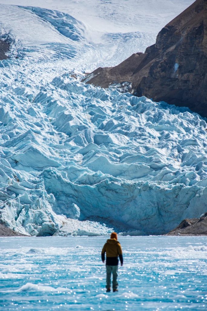 Qomolangma Glacier, located in Tingri County, Shigatse, Tibet, lies at the foot of the world's highest peak—Mount Everest. As one of the most spectacular glaciers in the Himalayas, its vast ice fields and towering seracs create a "frozen wonderland," attracting mountaineers and nature photographers alike.