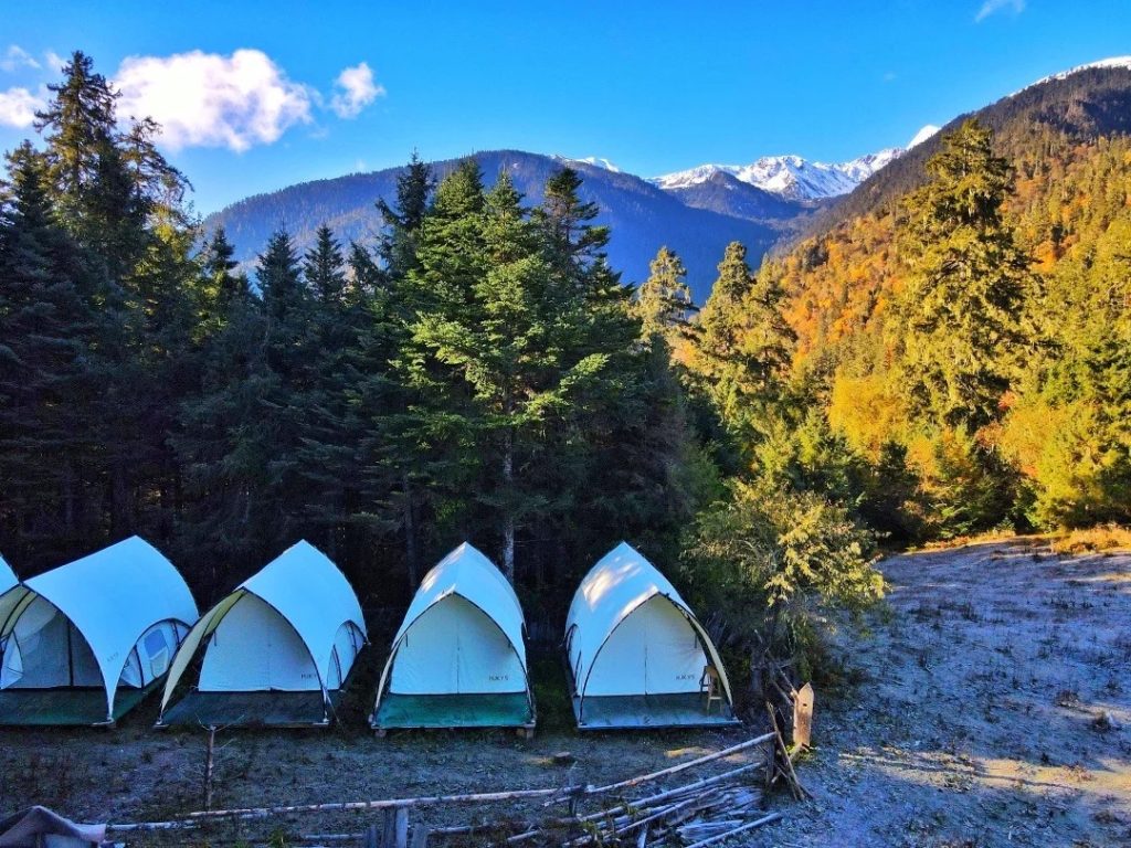 Stay in Tibetan guesthouses, enjoying warm hospitality and traditional culture.