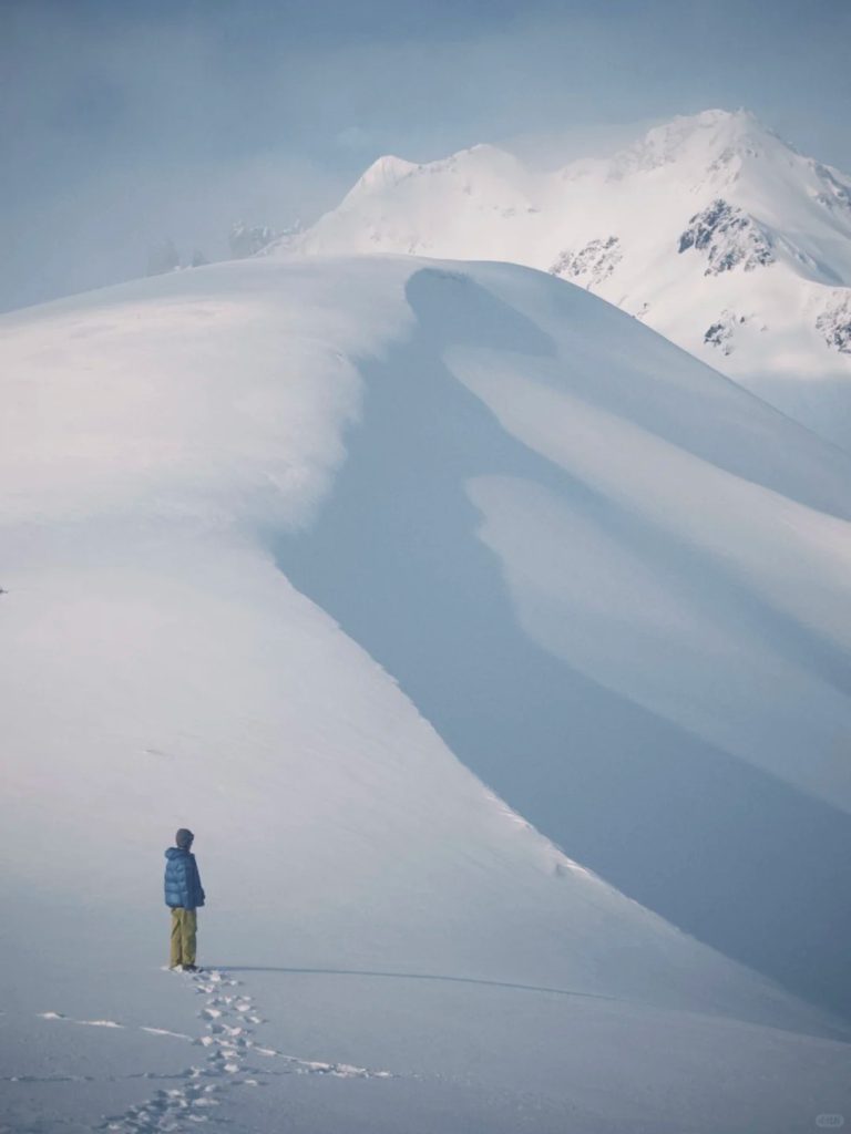  (Khawakarpo) means “White Snow Peak,”